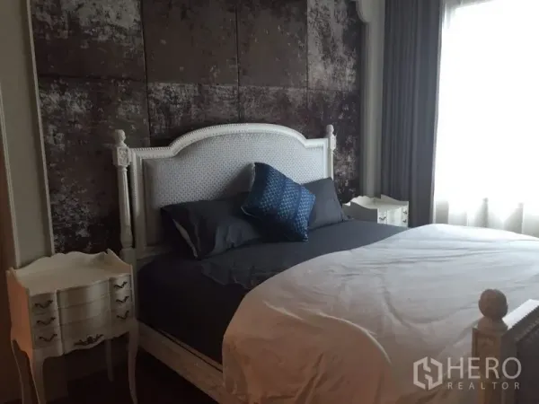 คอนโด ให้เช่าในKhlong Toei, Bangkok - ห้องนอนอบอุ่น เตียงสไตล์วินเทจ โต๊ะข้าง และหน้าต่างบานใหญ่มีผ้าม่าน