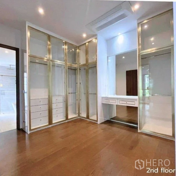 Detached House for rent in Bang Kapi, Bangkok - Elegant dressing room with gold-framed wardrobes and large vanity mirror.