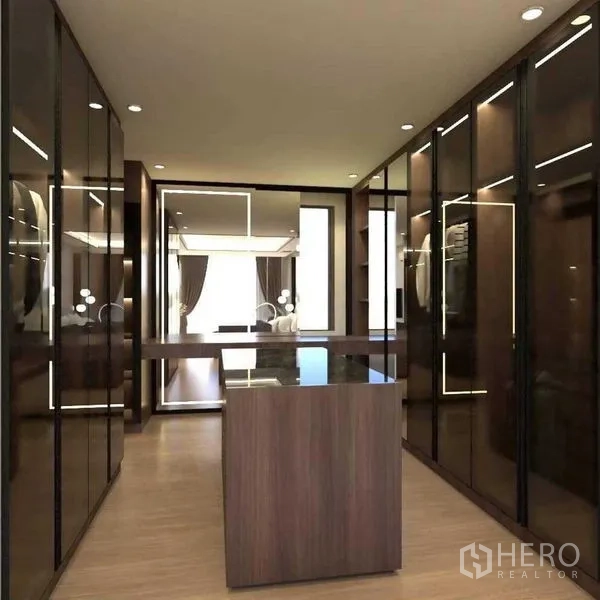 ทาวน์เฮาส์ ขายในSuan Luang, Bangkok - โถงวอล์กอินคลอเซ็ต ประตูกระจกเงาและไอส์แลนด์กลางห้อง