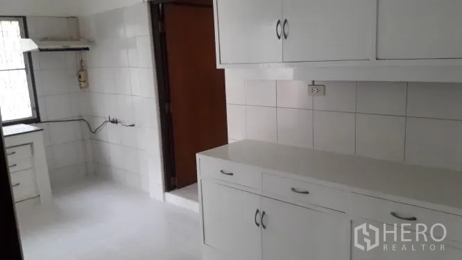 บ้าน ให้เช่าในYan Nawa, Bangkok - ห้องครัวปูกระเบื้องสีขาวสว่าง ตู้บิวท์อินทั้งบนและล่างพร้อมหน้าต่าง