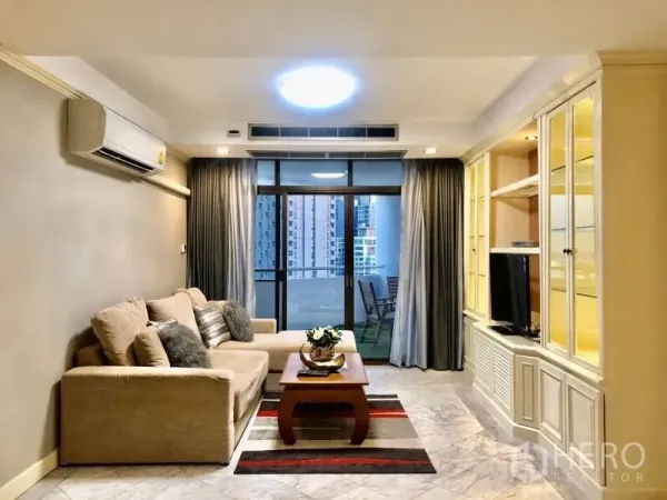 คอนโด ให้เช่าในWatthana, Bangkok - ห้องนั่งเล่นสว่าง โซฟา ตู้ทีวีบิลท์อิน และประตูกระจกออกสู่ระเบียงวิวเมือง