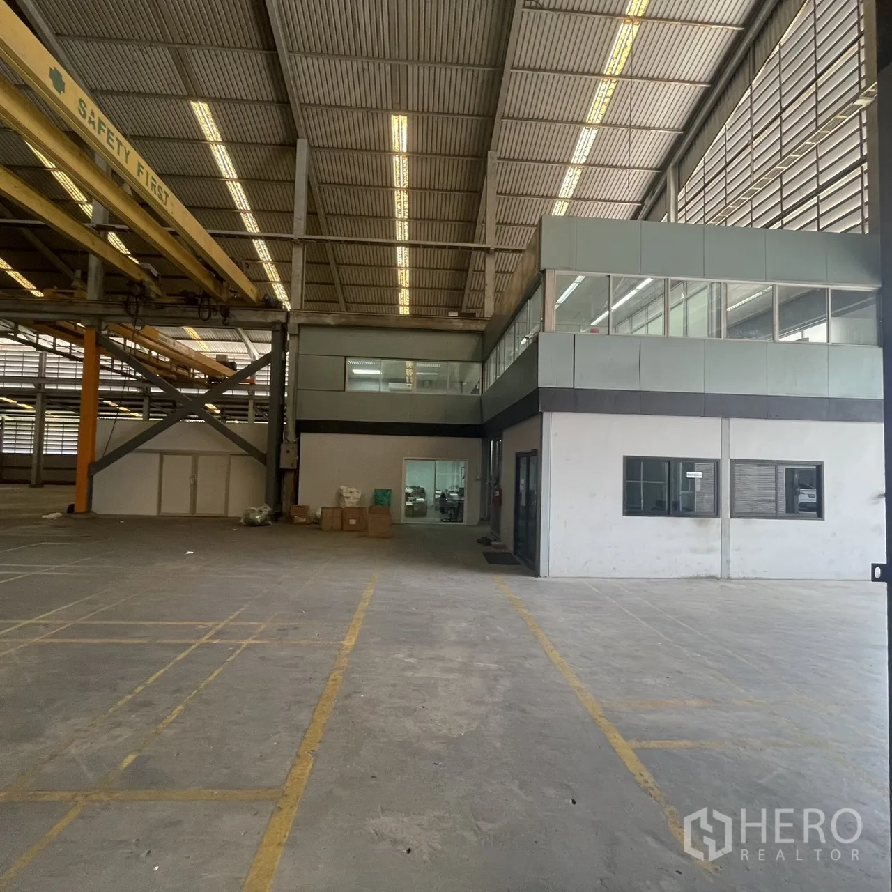 工厂 出租在Khlong Toei, Bangkok - 仓库大厅内设玻璃办公夹层与标线装卸区。