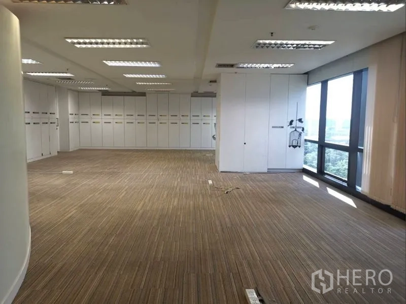 สำนักงาน ให้เช่าในChatuchak, Bangkok - ชั้นสำนักงานกว้าง มองเห็นวิวเมืองผ่านหน้าต่างบานใหญ่ พร้อมตู้บิวท์อินและพื้นพรม