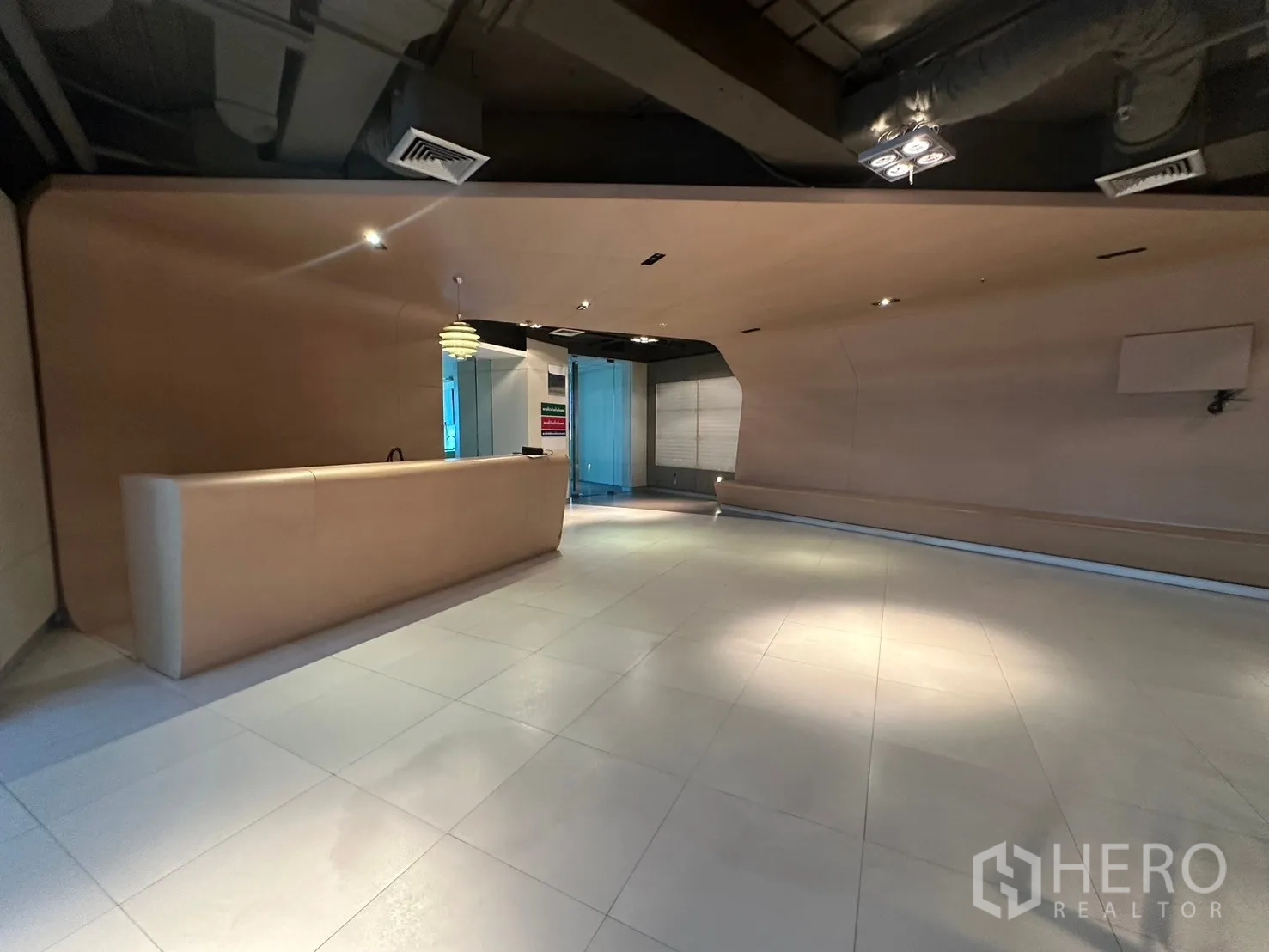 สำนักงาน ให้เช่าในKhlong Toei, Bangkok - โถงต้อนรับสไตล์โมเดิร์น เคาน์เตอร์โค้งและพื้นกระเบื้องในออฟฟิศ