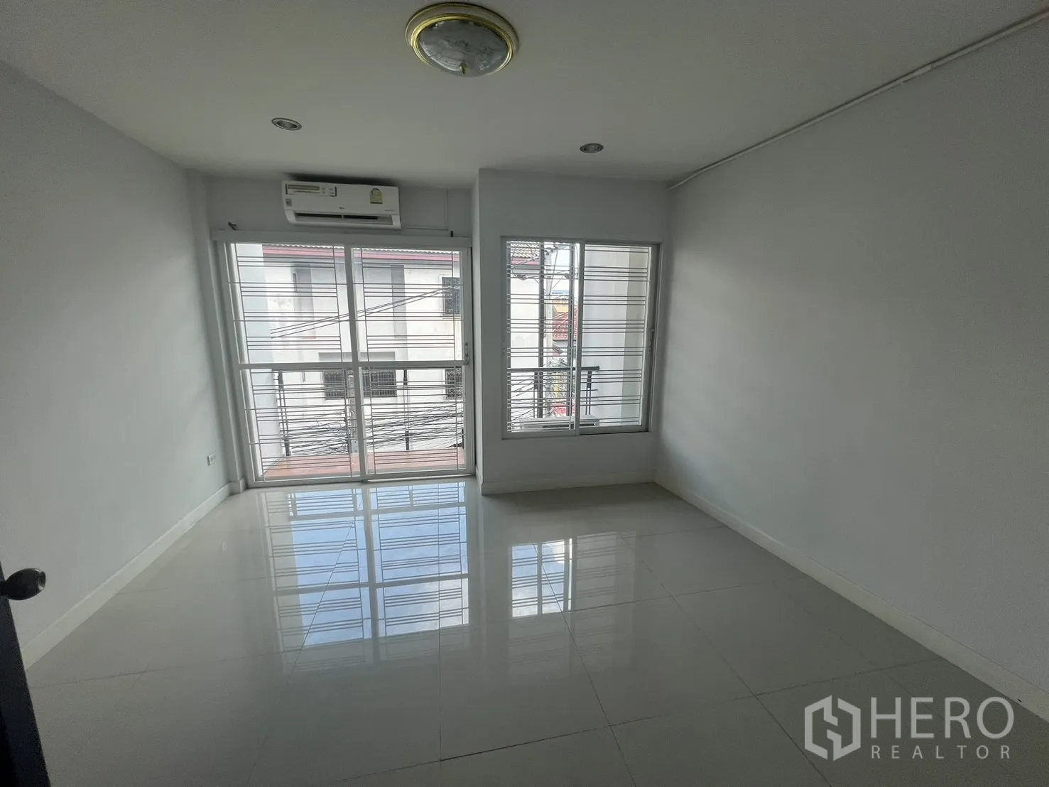 สำนักงานที่บ้าน ให้เช่าในKhlong Toei, Bangkok - ห้องนอนมีประตูกระจกออกระเบียง เครื่องปรับอากาศ และแสงธรรมชาติ