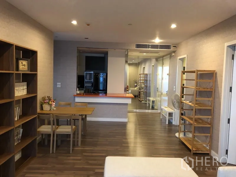 คอนโด ให้เช่าในPhra Khanong, Bangkok - โซนทานอาหารแบบเปิดพร้อมชั้นวางของ เคาน์เตอร์บาร์ และไฟดาวน์ไลท์