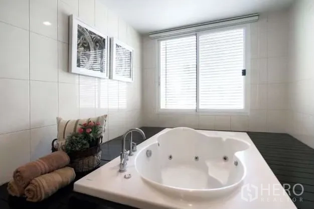 คอนโด ให้เช่าในWatthana, Bangkok - ห้องน้ำพร้อมอ่างจากุซซี่สีขาวใต้หน้าต่าง ผนังกรุกระเบื้อง