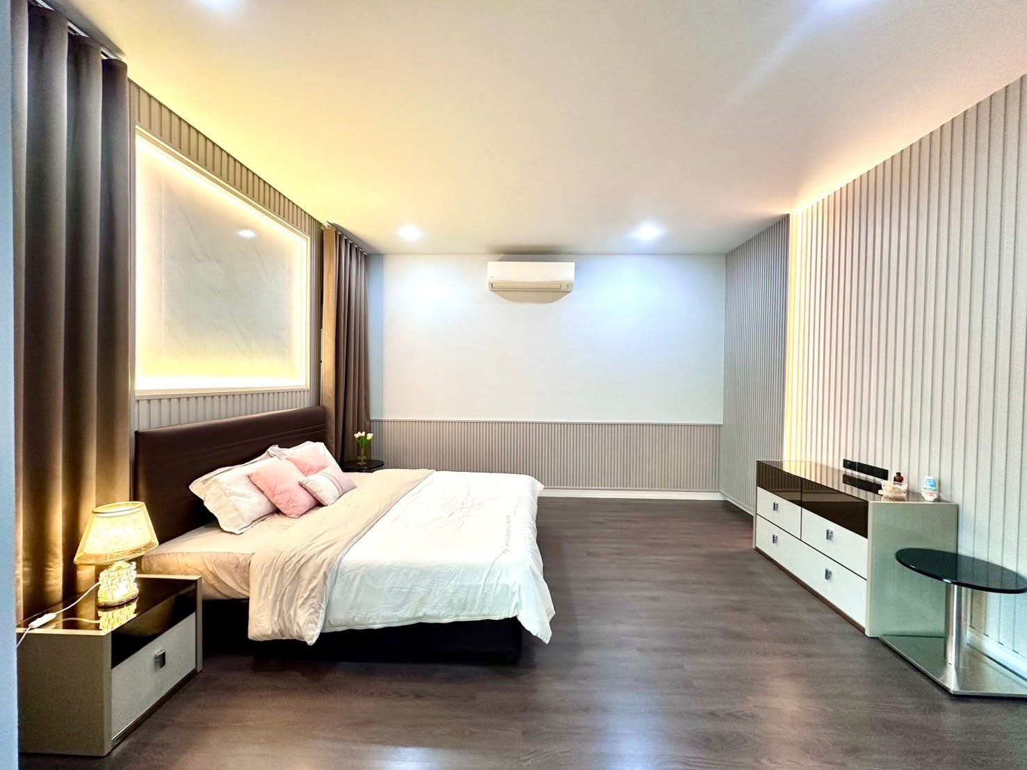 独立式住宅 出租在Bang Kapi, Bangkok - 大卧室，床头柜、空调与木地板。