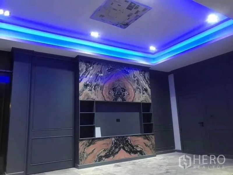 บ้าน ขายในMueang Nonthaburi, Nonthaburi - ห้องสื่อมวลชนหรือโฮมเธียเตอร์ เพดานซ่อนไฟ LED สีน้ำเงินและผนังทีวีลายหิน