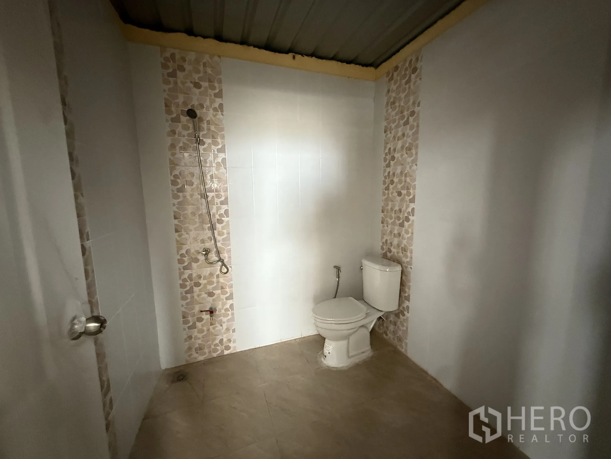 Warehouse for rent in Wang Thonglang, Bangkok - Second bathroom with toilet and shower area.
