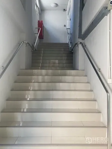 สำนักงาน ให้เช่าในBang Na, Bangkok - บันไดปูกระเบื้องมันเงา พร้อมราวจับสแตนเลส มีหน้าต่างและตู้สายฉีดดับเพลิงสีแดง