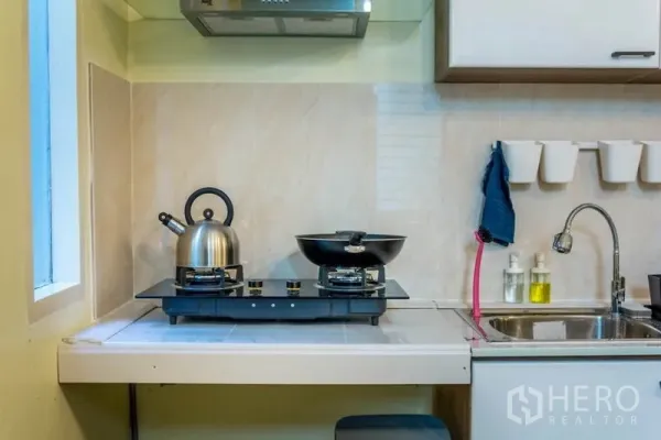 带办公室的家 出租在Suan Luang, Bangkok - 厨房燃气灶与水槽特写，洁净防溅板。