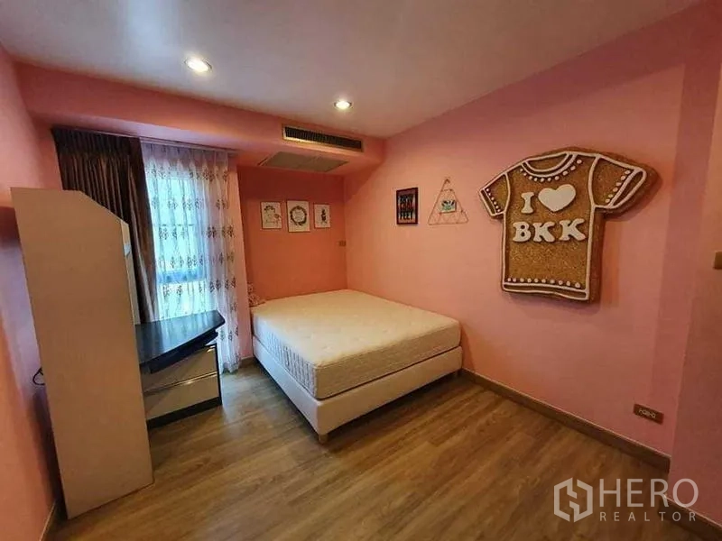 Townhouse for rent or sale in Bang Kho Laem, Bangkok - Pink children’s bedroom with double bed, sheer curtains and playful wall decorations.