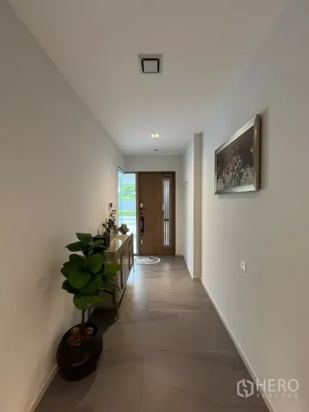 独立式住宅 出租在Saphan Sung, Bangkok - 明亮玄关，大片地砖与木质大门