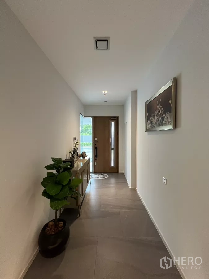 独立式住宅 出租在Saphan Sung, Bangkok - 明亮玄关，大片地砖与木质大门