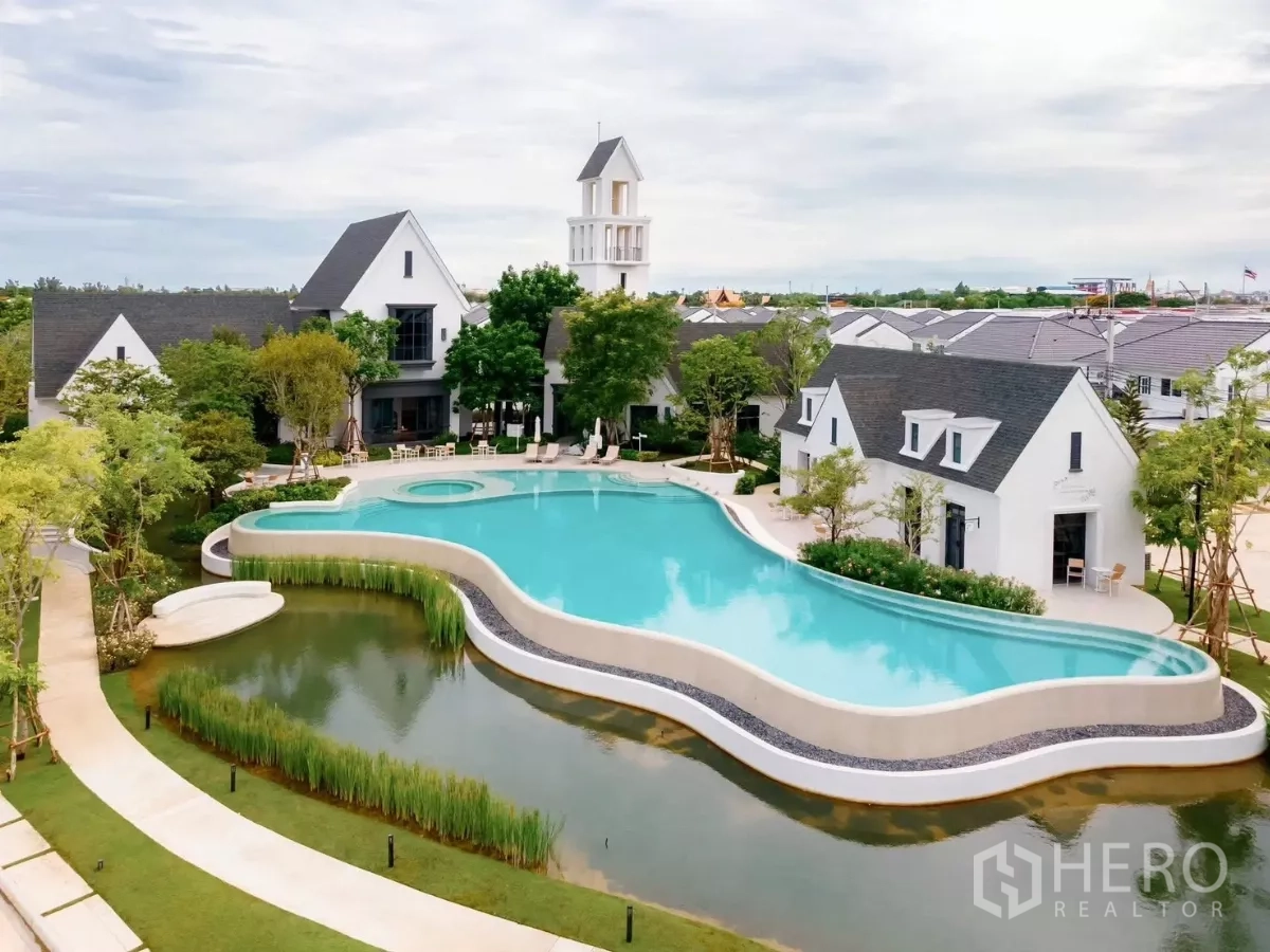 Detached House for rent in Bang Phli, Samut Prakan - Estate clubhouse with resort-style swimming pool and landscaped grounds.