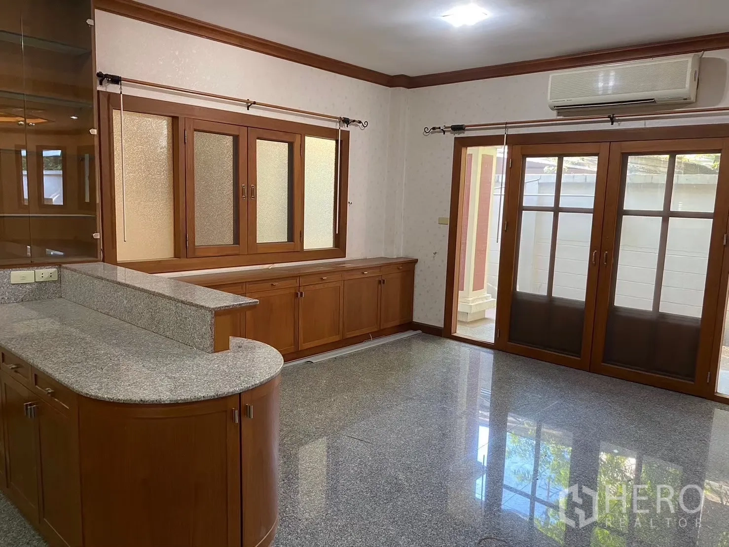 บ้าน ให้เช่าในWatthana, Bangkok - พื้นที่รับประทานอาหาร ครอบครัว ประตูบานเลื่อนคู่