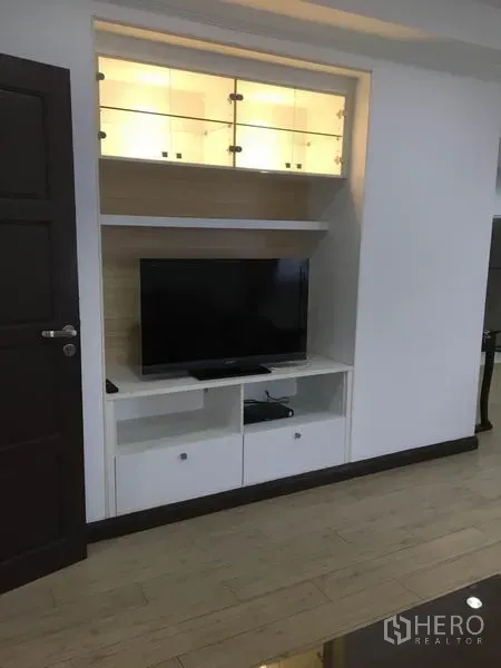 คอนโด ให้เช่าในWatthana, Bangkok - ผนังบิลต์อินวางทีวี พร้อมชั้นวางของและตู้โชว์กระจกมีไฟ ในห้องนั่งเล่น