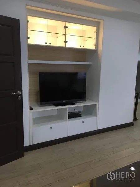 คอนโด ให้เช่าในWatthana, Bangkok - ผนังบิลต์อินวางทีวี พร้อมชั้นวางของและตู้โชว์กระจกมีไฟ ในห้องนั่งเล่น