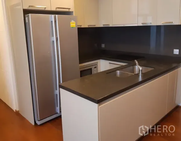 คอนโด ให้เช่าในWatthana, Bangkok - ครัวยูเชปสมัยใหม่ เคาน์เตอร์หิน อ่างล้างจานคู่ และตู้เย็นสแตนเลสแบบไซด์บายไซด์