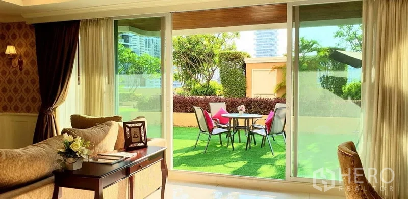 อพาร์ทเมนท์ ให้เช่าในWatthana, Bangkok - โซนรับแขกเชื่อมต่อสวนกลางแจ้งผ่านประตูกระจกบานเลื่อน