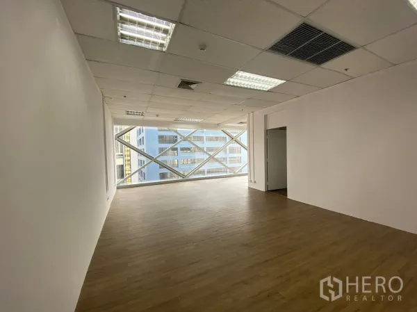 สำนักงาน ให้เช่าในWatthana, Bangkok - สำนักงานแบบเปิดโล่งสว่าง พื้นไม้ ฝ้าทีบาร์พร้อมไฟ และหน้าต่างกระจกโครง X วิวเมือง