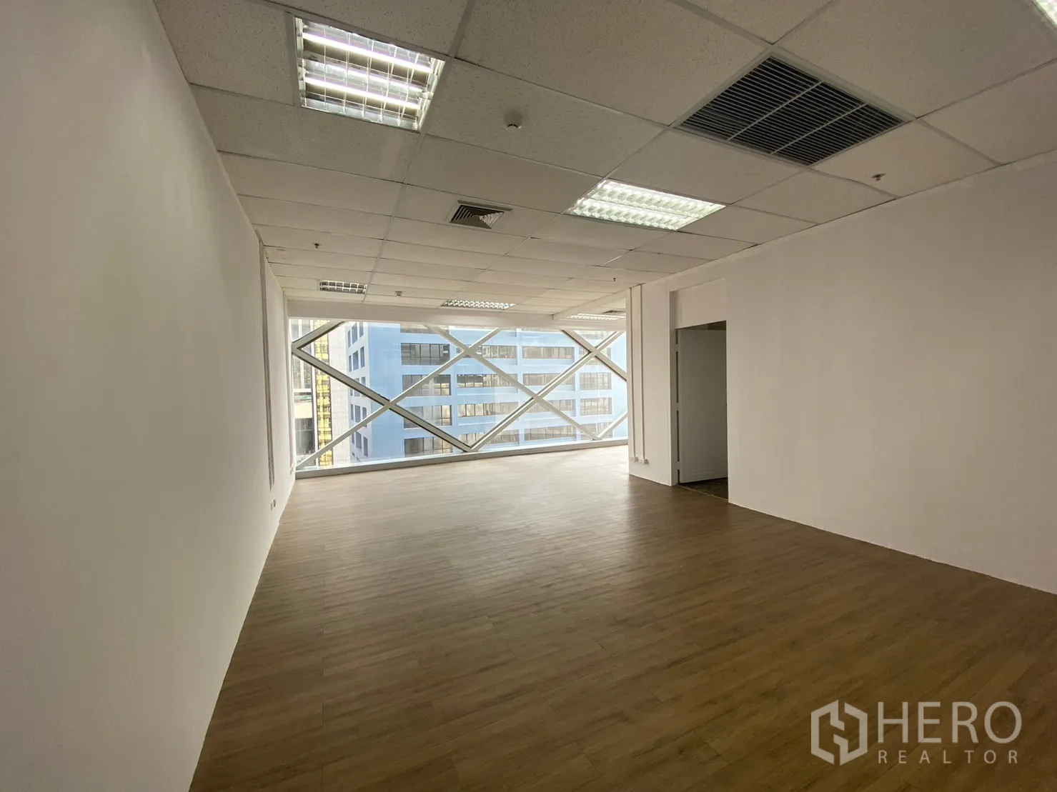 สำนักงาน ให้เช่าในWatthana, Bangkok - สำนักงานแบบเปิดโล่งสว่าง พื้นไม้ ฝ้าทีบาร์พร้อมไฟ และหน้าต่างกระจกโครง X วิวเมือง