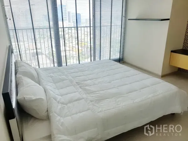 คอนโด ให้เช่าในKhlong Toei, Bangkok - ห้องนอนสว่างพร้อมเตียงคู่ กระจกเต็มบาน ม่านปรับแสง และวิวสกายไลน์