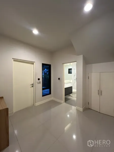 บ้าน ให้เช่าหรือขายในBang Kapi, Bangkok - โถงชั้นล่างสว่าง เปิดสู่ห้องน้ำและตู้เก็บของใต้บันได