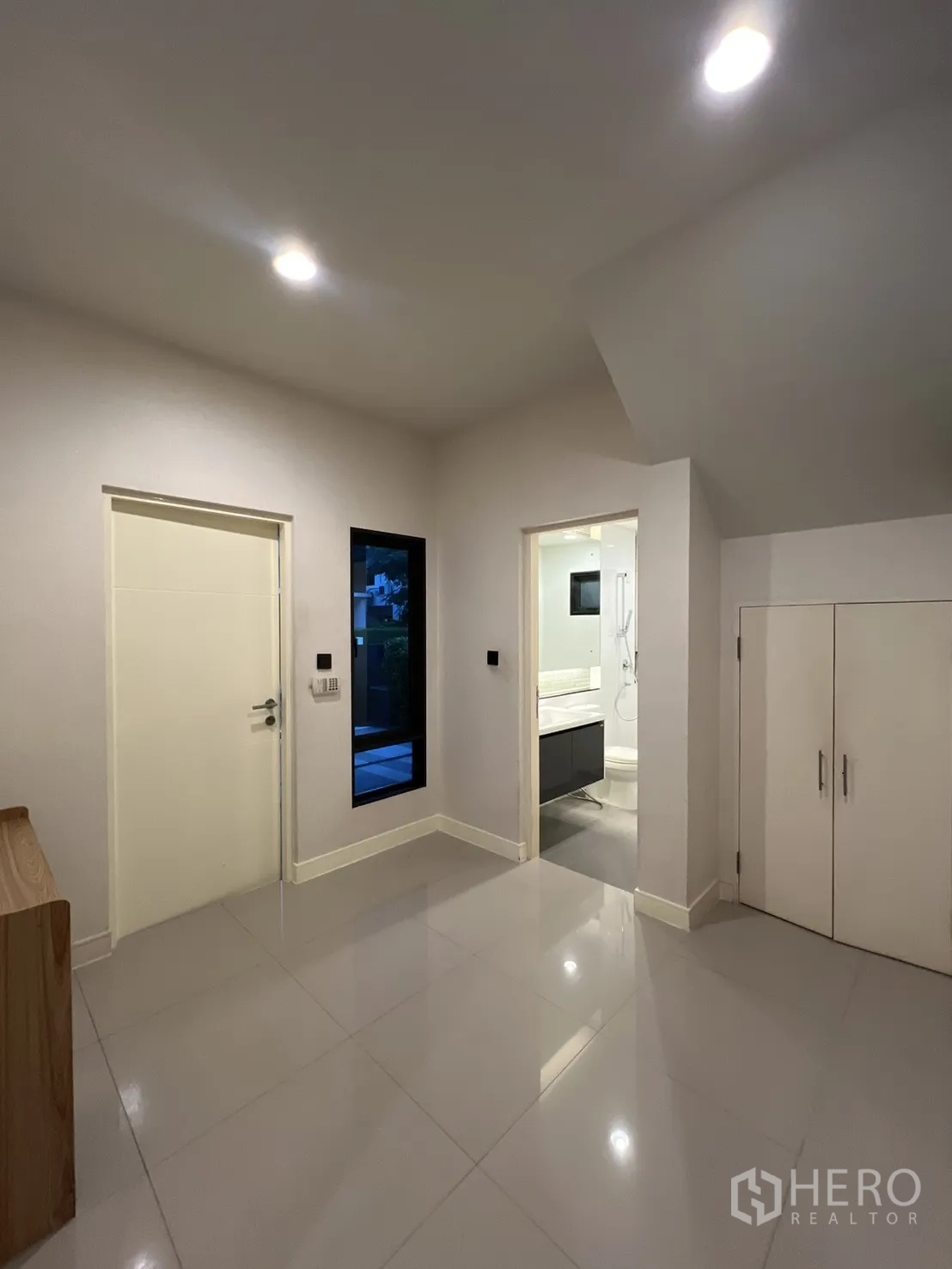 บ้าน ให้เช่าหรือขายในBang Kapi, Bangkok - โถงชั้นล่างสว่าง เปิดสู่ห้องน้ำและตู้เก็บของใต้บันได