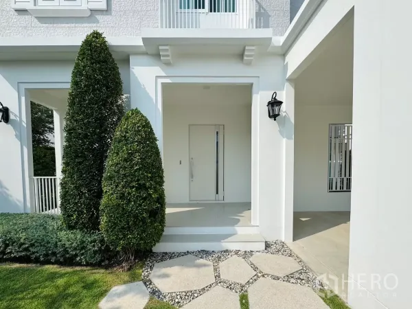 Detached House for rent in Bang Phli, Samut Prakan - Neatly trimmed garden with stone pathway leading to the covered front entry.