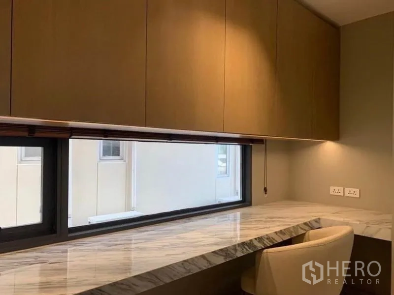 คอนโด ให้เช่าในWatthana, Bangkok - มุมทำงานบิวท์อิน โต๊ะหินอ่อนยาว ใต้หน้าต่างแนวนอน พร้อมตู้แขวน