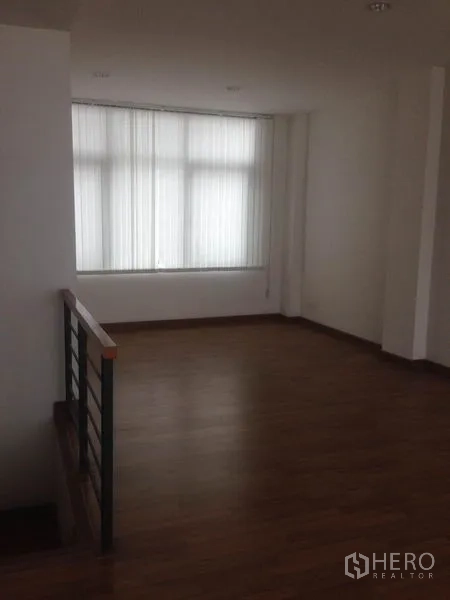 สำนักงานที่บ้าน ให้เช่าในBang Phli, Samut Prakan - โถงชั้นบนพร้อมหน้าต่างบานใหญ่และมู่ลี่โปร่งแสง