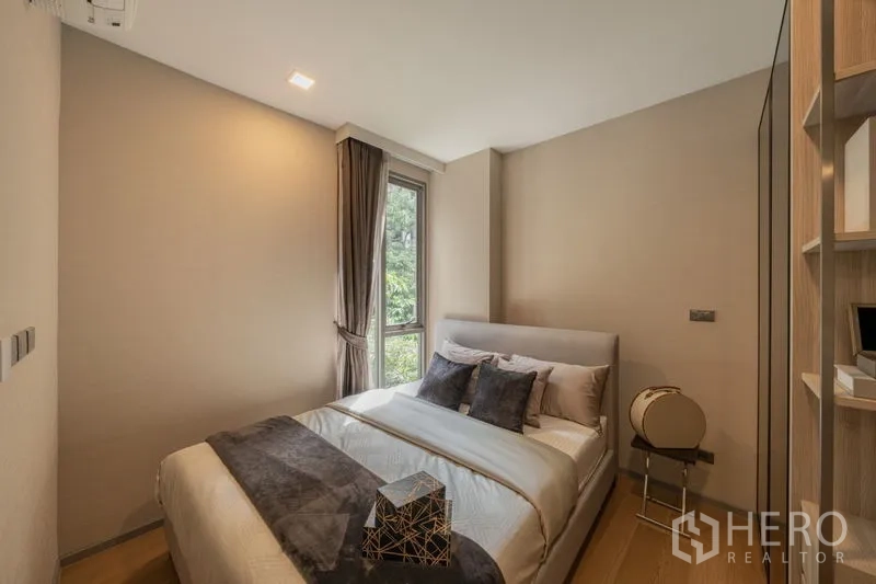 คอนโด ให้เช่าในWatthana, Bangkok - ห้องนอนที่สอง เตียงคู่ หน้าต่างสูงและตู้เสื้อผ้าบิวท์อิน