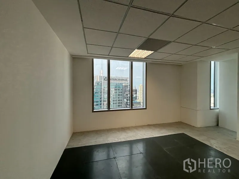สำนักงาน ให้เช่าในWatthana, Bangkok - มุมสำนักงานพร้อมหน้าต่างขนาดใหญ่ มองเห็นสกายไลน์กรุงเทพฯ และฝ้าเพดานทีบาร์ให้แสงสว่าง