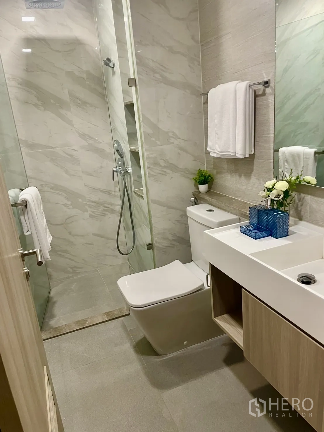 คอนโด ให้เช่าในWatthana, Bangkok - ห้องน้ำขนาดกะทัดรัด ตู้กระจกกั้นอาบน้ำ อ่างล้างหน้าสีขาว และพื้นกระเบื้องสีเทา