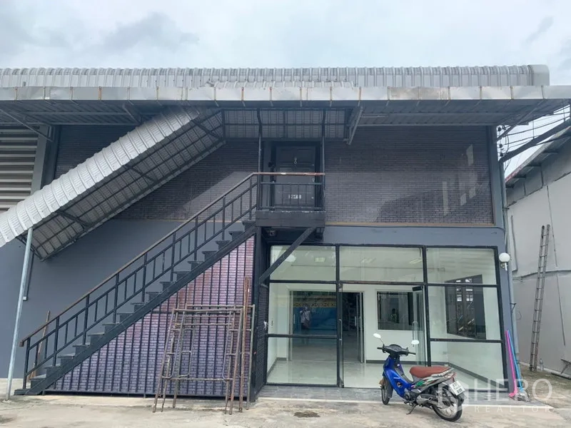 货栈 出租在Suan Luang, Bangkok - 正立面展示玻璃办公室与装卸通道