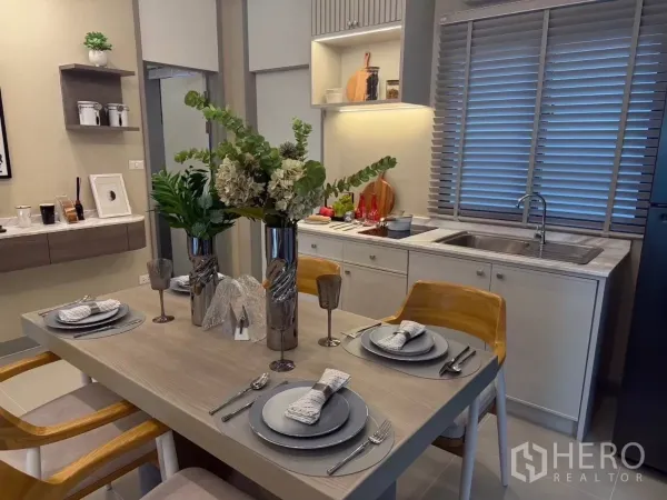 ทาวน์เฮาส์ ให้เช่าในBang Phli, Samut Prakan - พื้นที่รับประทานอาหารจัดโต๊ะสวย ถัดจากครัวบิวท์อินและบานมู่ลี่