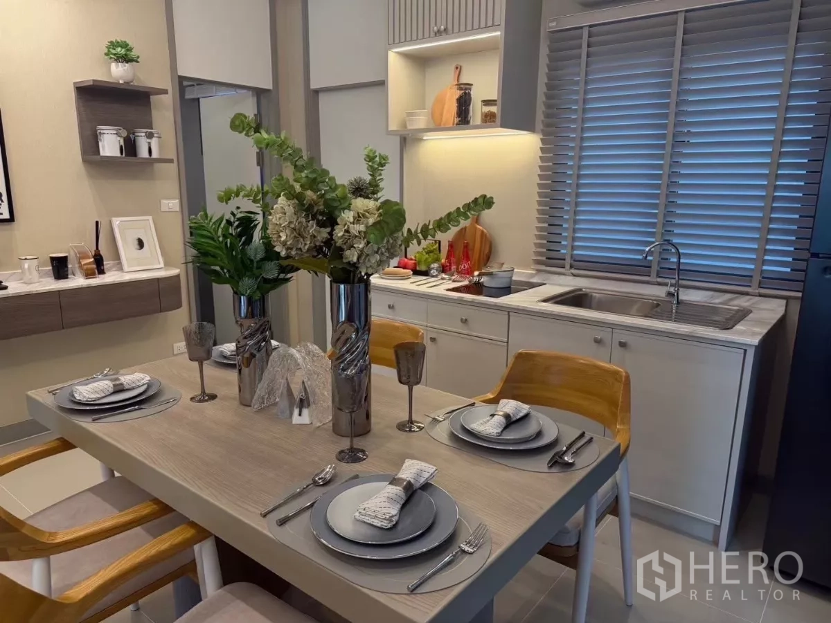 ทาวน์เฮาส์ ให้เช่าในBang Phli, Samut Prakan - พื้นที่รับประทานอาหารจัดโต๊ะสวย ถัดจากครัวบิวท์อินและบานมู่ลี่