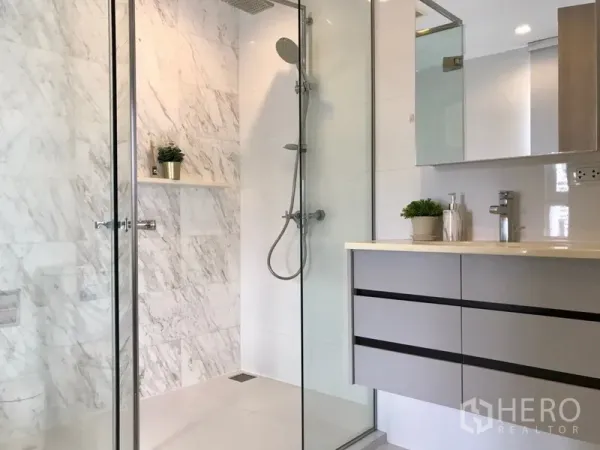 公寓 出租在Watthana, Bangkok - 现代卫浴，玻璃干湿分离淋浴间与大理石纹墙面。