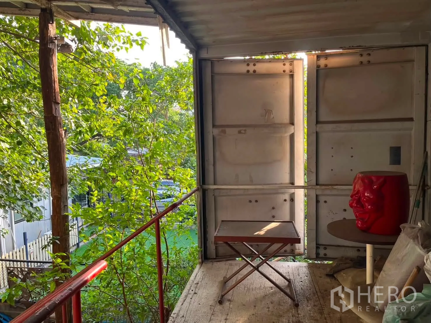 โกดัง for rent in Watthana, Bangkok - ชานพักเล็กแบบมีหลังคา เปิดประตูมองเห็นพื้นที่สีเขียวโดยรอบ