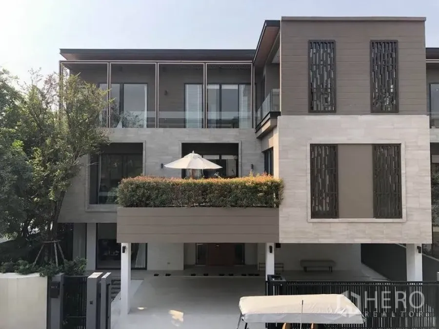 独立式住宅 出售在Bang Kapi, Bangkok - 三层独栋别墅立面，带阳台、格栅装饰与种植露台。