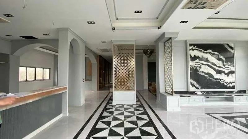 บ้าน ขายในMueang Nonthaburi, Nonthaburi - พื้นที่นั่งเล่นแบบเปิดโล่ง มีซุ้มโค้ง ฉากกั้นลายฉลุ และพื้นลายกราฟิก