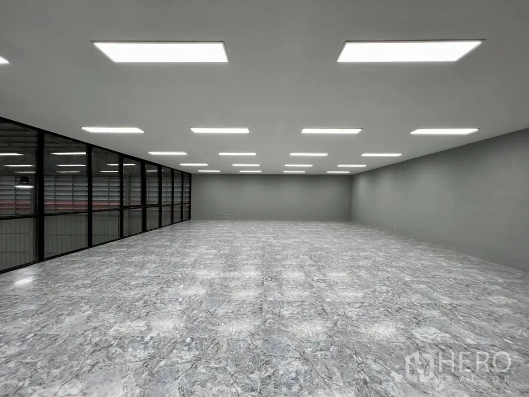 货栈 出租在Sai Mai, Bangkok - 开放式夹层办公室，LED灯面板，整面玻璃俯视仓库。