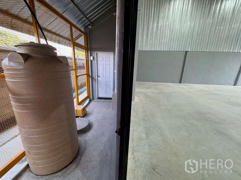 货栈 出租在Bang Phli, Samut Prakan - 从服务区进入开阔混凝土地面的仓库入口
