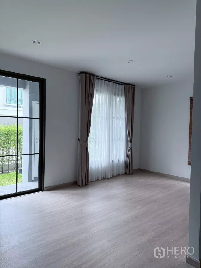 บ้าน ให้เช่าในLat Krabang, Bangkok - ห้องอเนกประสงค์ชั้นล่าง เปิดออกสู่สวนด้วยประตูกระจกบานเลื่อน