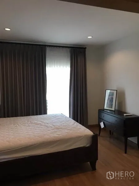 บ้าน ให้เช่าในSuan Luang, Bangkok - ห้องนอนหลักเตียงใหญ่ พื้นไม้ และผ้าม่านทึบ