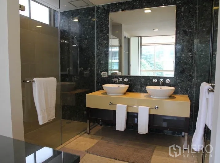 คอนโด ให้เช่าในKhlong Toei, Bangkok - ห้องน้ำสไตล์โมเดิร์น อ่างล้างหน้าคู่ ฝักบัวกระจก และกระจกบานใหญ่.