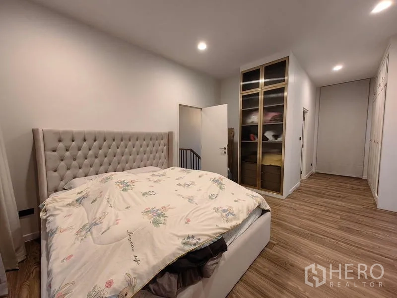 独立式住宅 出租在Bang Kapi, Bangkok - 主卧带软包床头、衣柜与木地板