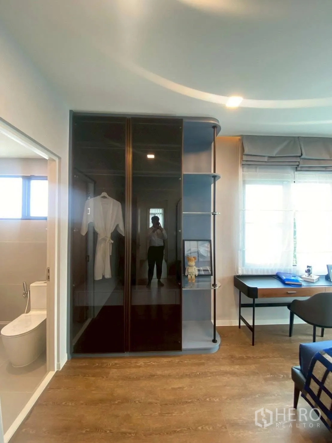 Detached House for rent in Bang Phli, Samut Prakan - Bedroom corner with glass wardrobe, study desk and ensuite entrance.
